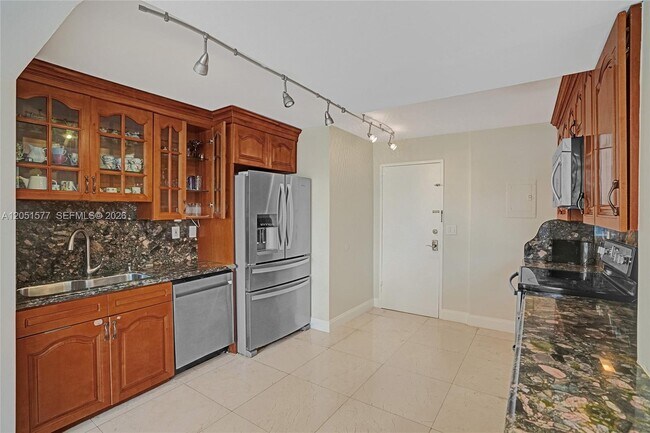 Building Photo - 9800 W Bay Harbor Dr
