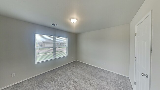 Building Photo - Very Nice 4 Bedroom 2 Bath Home in Yukon S...