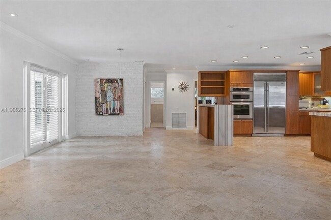 Building Photo - 5830 Pine Tree Dr