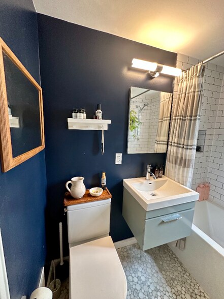 Building Photo - 618 S Pitt St