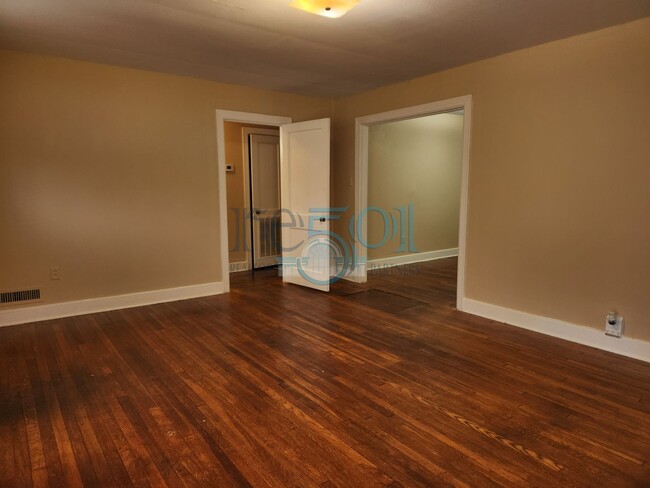 Building Photo - Great Find in Hillcrest! 2BR & 1 BA