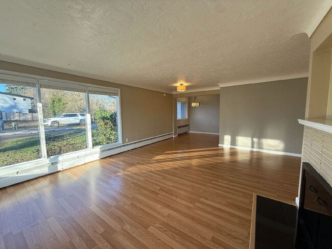 Building Photo - 1495 Lake Dr