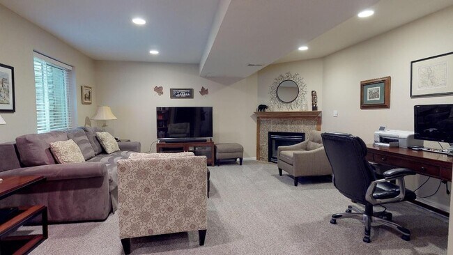 Building Photo - Beautiful sunny home