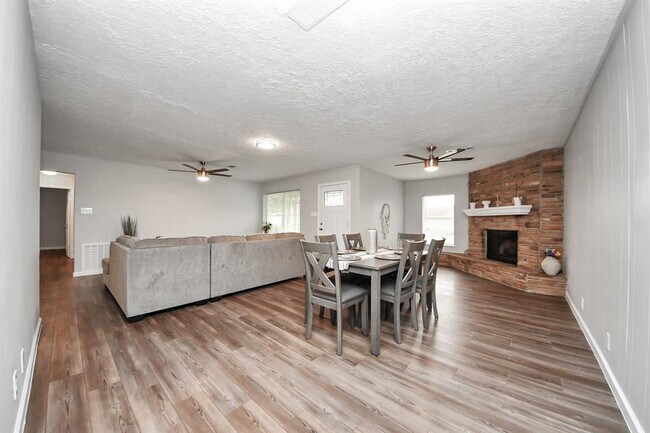 Building Photo - 3111 Tanglebriar Dr