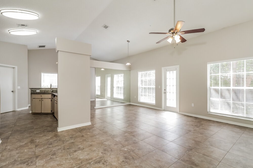 Building Photo - 10244 Rainbow Oaks Dr