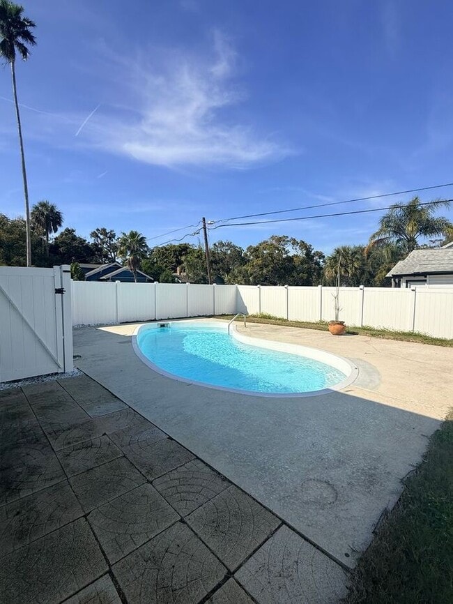 Building Photo - Stunning 2BR 2BA SFR w/ Private Pool • 2-Car Garage in Clearwater