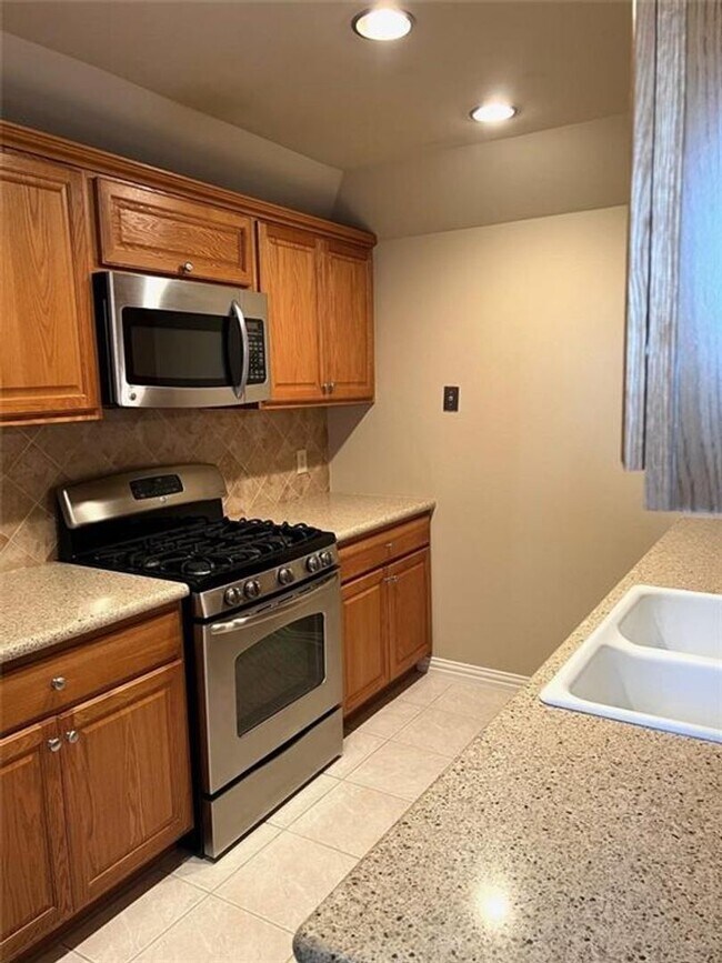 Building Photo - Arbor Village Condominium / Beautiful Update Unit / Refrigerator, Washer & Dryer included