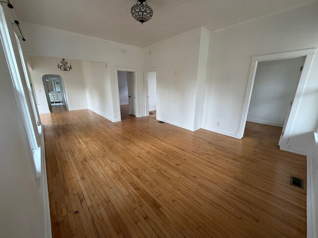 Building Photo - 207 E Custer St