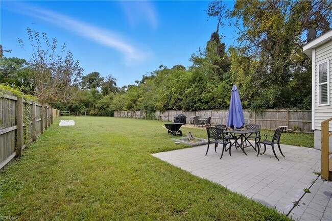 Building Photo - 1859 Parkview Ave