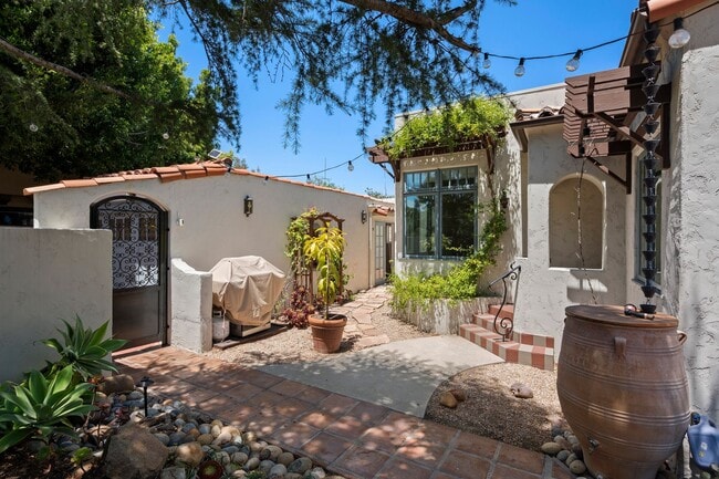 Building Photo - Kensington Exceptional Location 4Bed 3.5 Bath Private Gated Spanish Estate like property