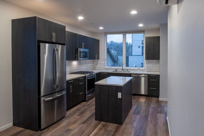 Building Photo - Modern New Construction Townhome | EV Park...
