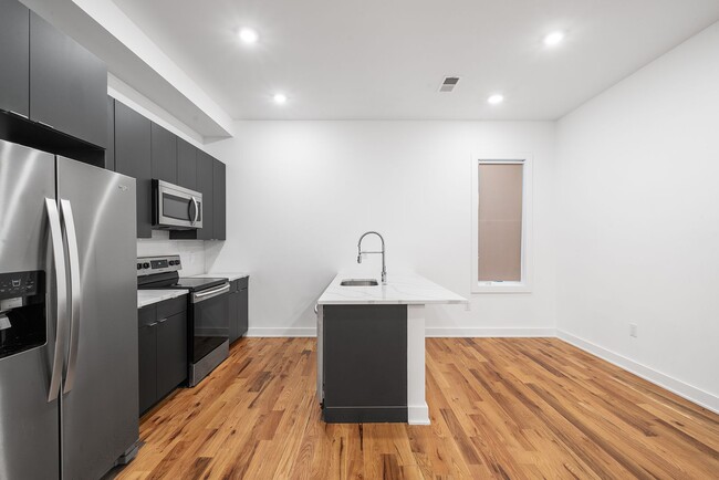 Building Photo - 4 Bed 3.5 Bath Townhomes 2176 sqft