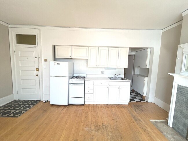 Interior Photo - 918-24 Knapp