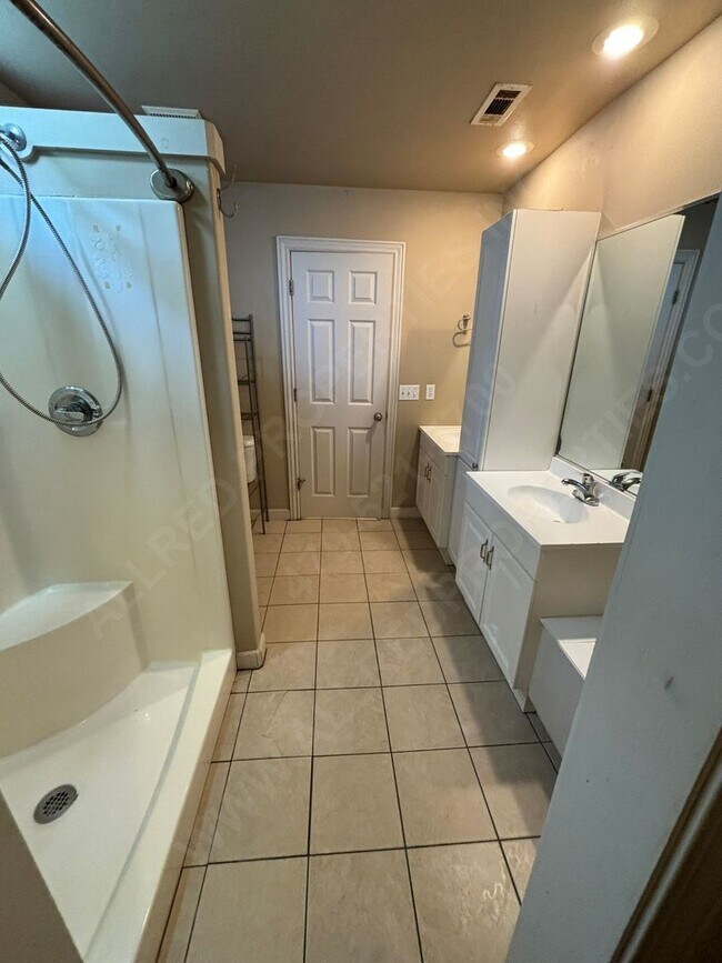 Building Photo - Spacious Living: 3 bed 1 bathroom Fayettev...