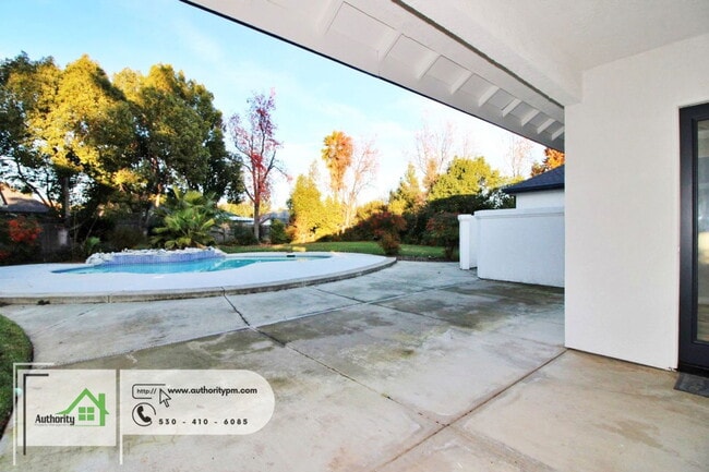 Building Photo - 2724 Western Oak Dr