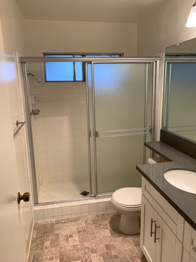 2nd bathroom - 3325 Kelton Ave