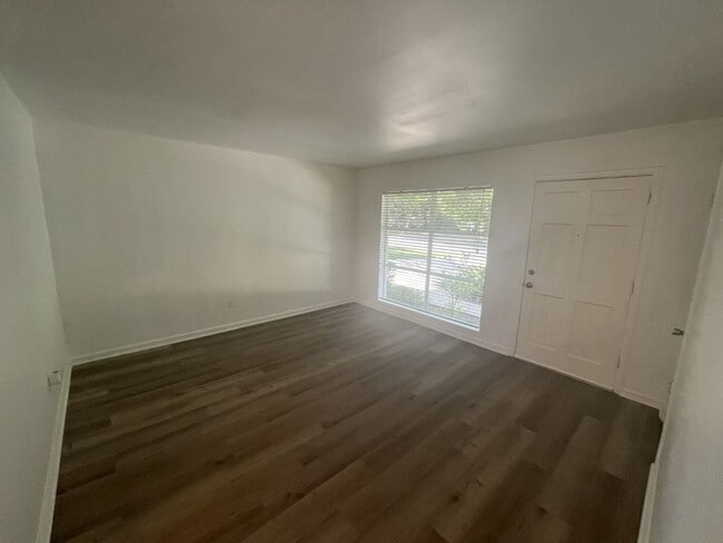 Building Photo - Close to Campus - Sub-Lease