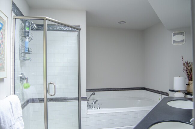 Building Photo - 332 Arcadia Dr