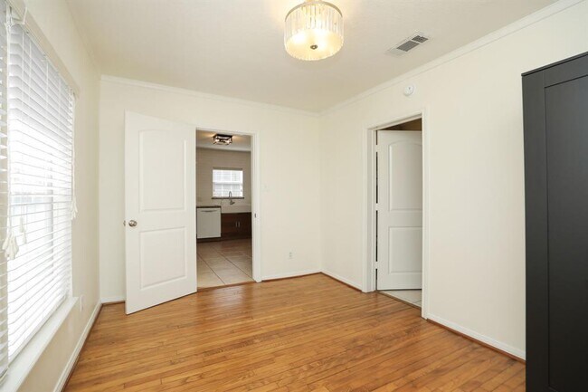 Building Photo - 905 Kern St