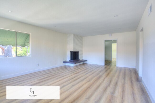 Building Photo - Fully Upgraded Spacious 3-Bedroom Unit in Prime Arcadia Location