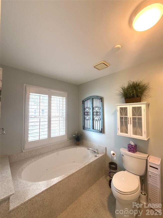 Building Photo - 9817 Emerald Point Dr