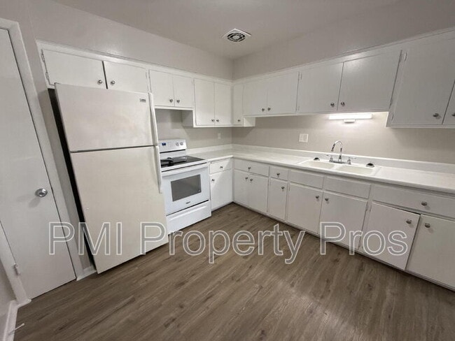 Building Photo - 7701 W Hampton Ave