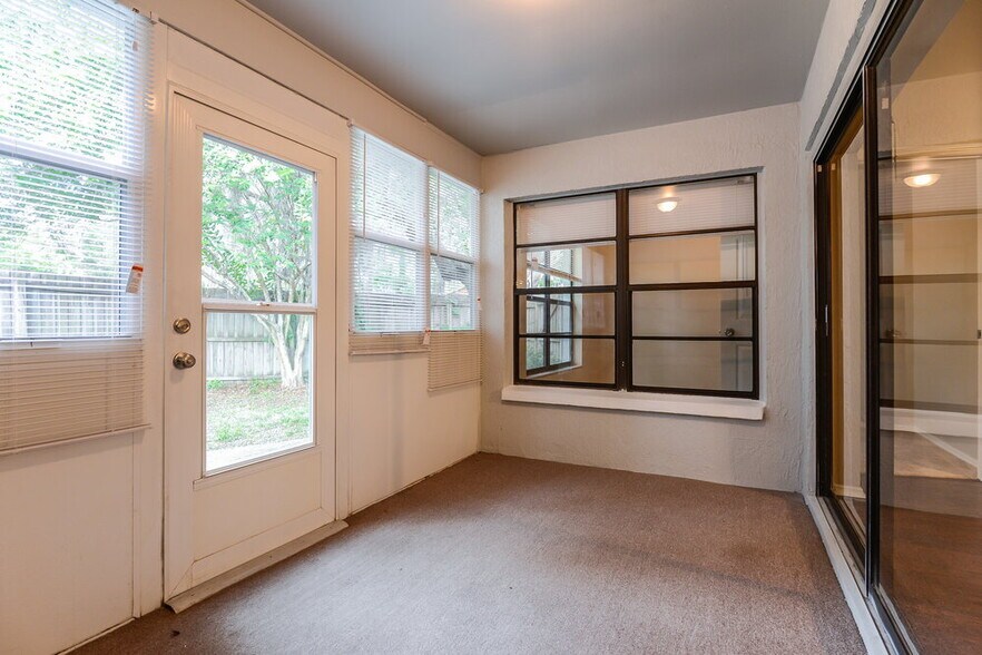 Building Photo - 10935 Livingston Dr