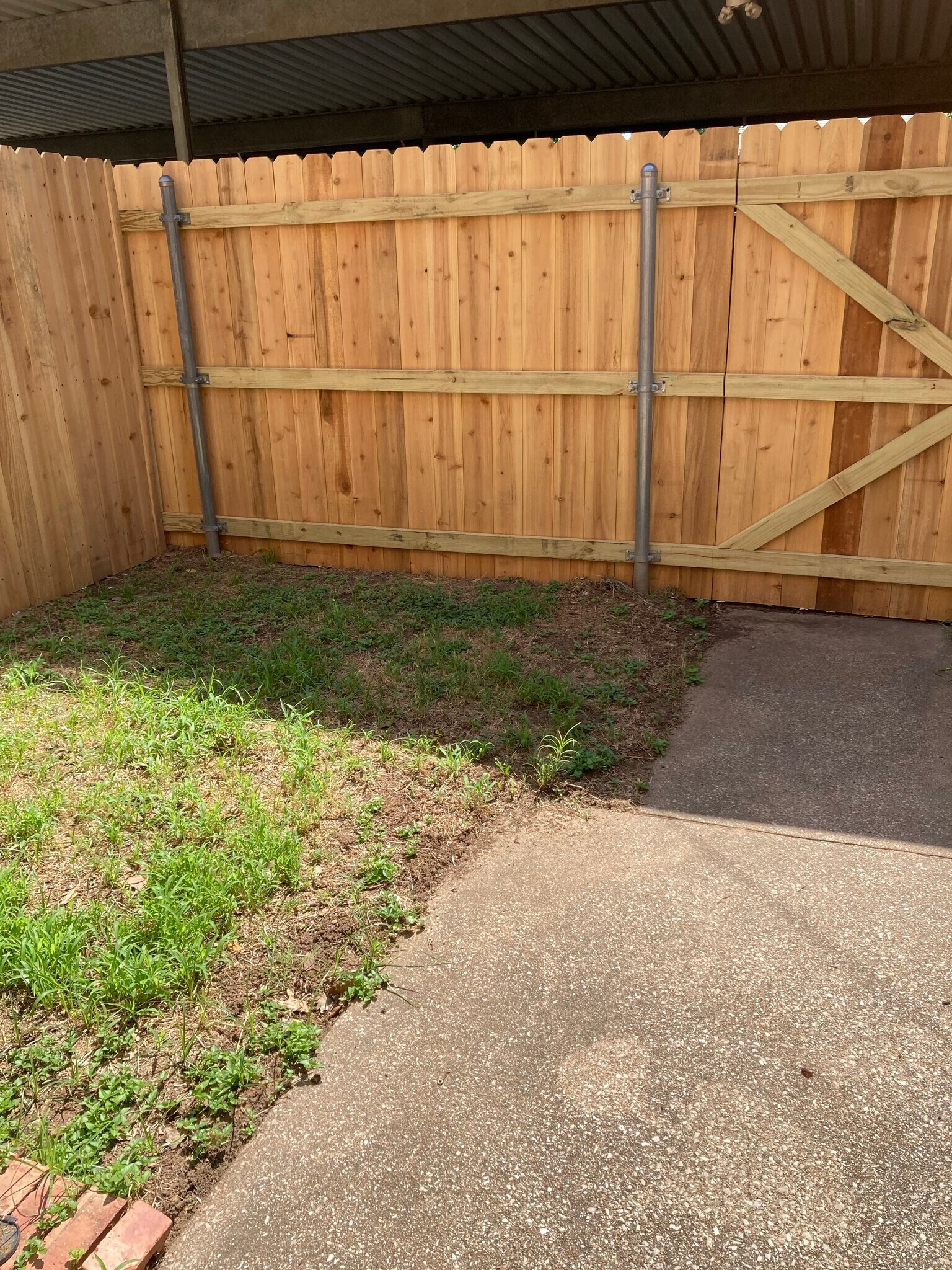 Small private yard to covered parking - 505 Pecan Acres Ct