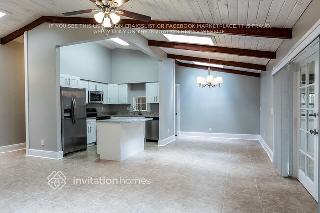 Building Photo - 9721 Carousel Cir N