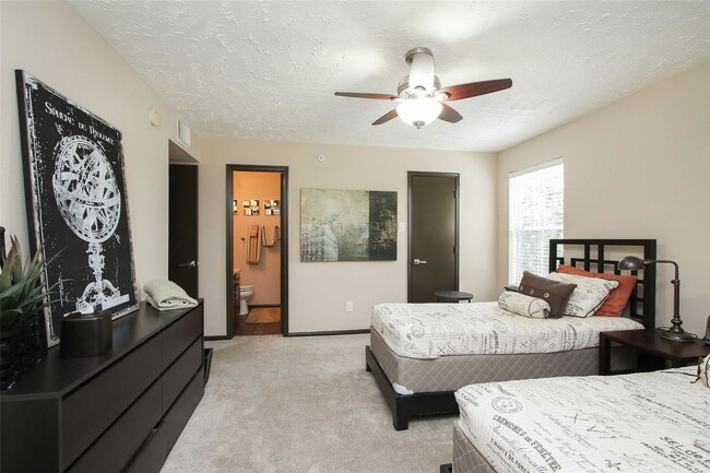 Building Photo - 8051 Bay Branch Dr