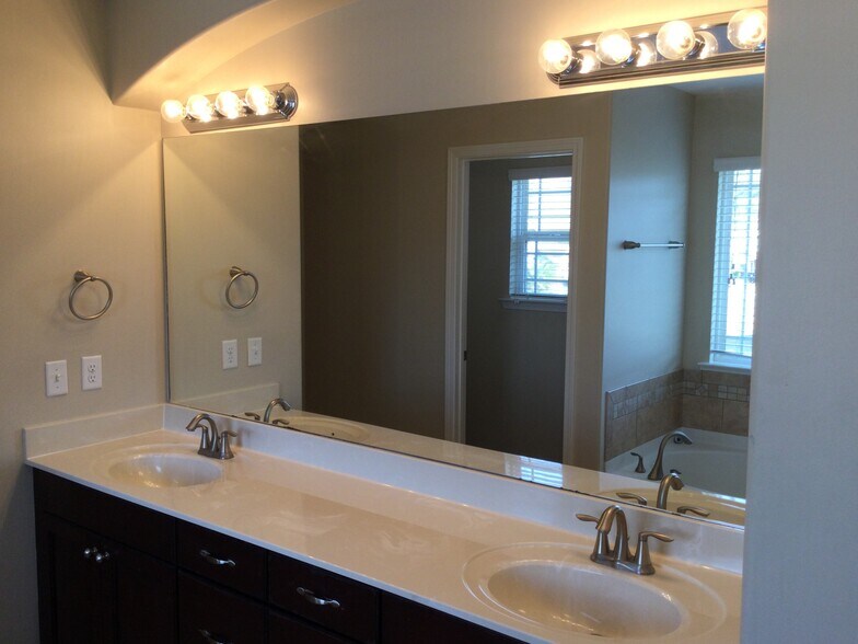 Building Photo - 173 Magnolia Dr