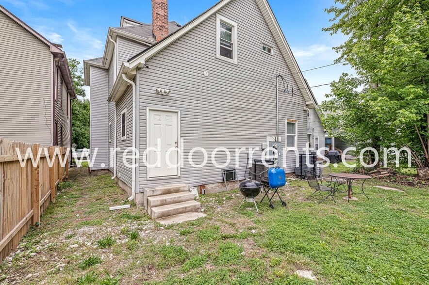 Building Photo - 2345 N Kenwood Ave