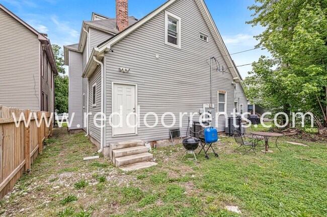 Building Photo - 2345 N Kenwood Ave