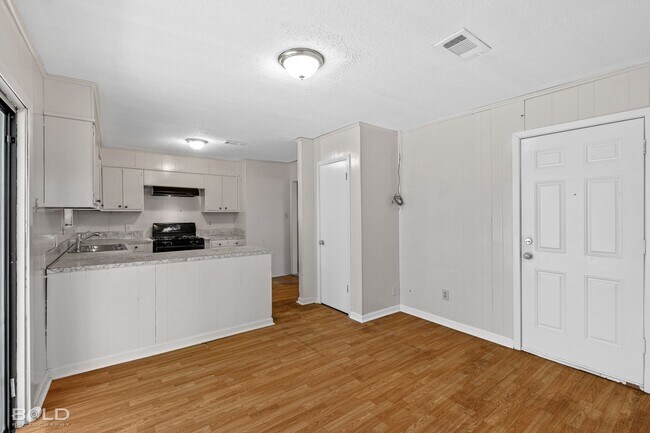 Building Photo - Check Out this 3 Bed 1.5 in Shreveport!