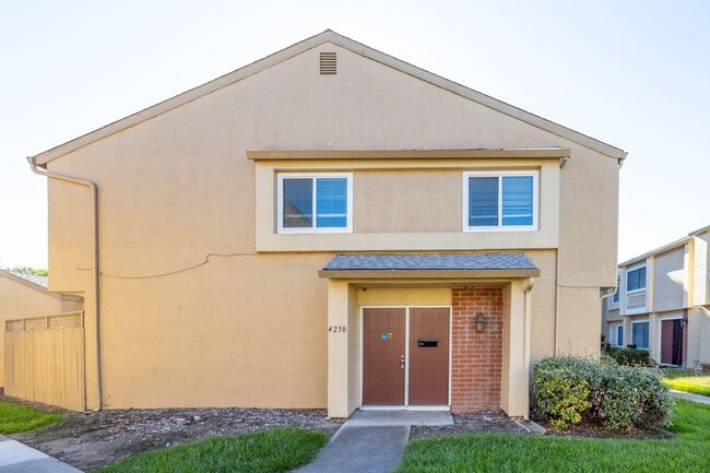 Primary Photo - Spacious 4 bedroom home in Union City with...
