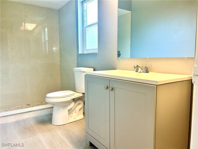 Building Photo - 652 NE 15th Ct