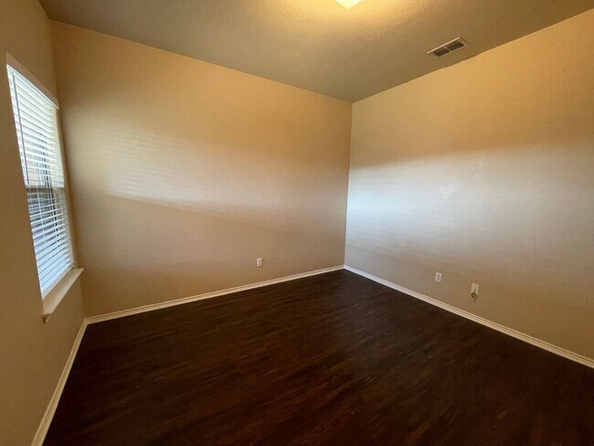 Building Photo - 105-107 Sunburst Court