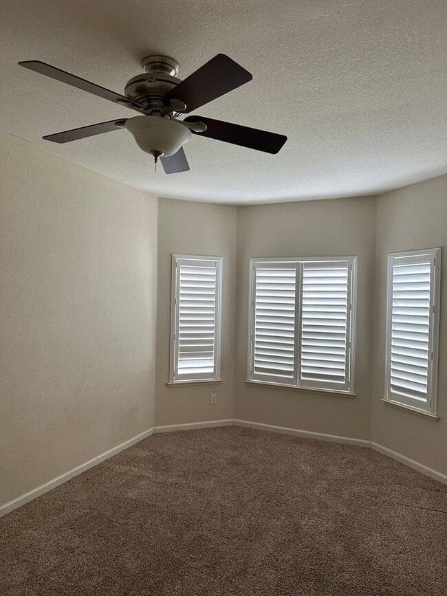 Building Photo - Well maintained home for rent in desirable...