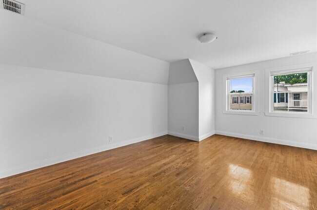 Building Photo - 17 Forest Ave
