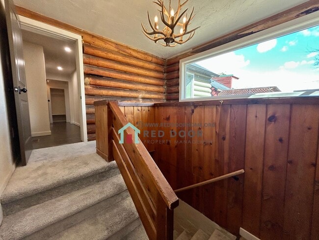 Building Photo - Spacious 5 bedroom, 3 bathroom single-family home.