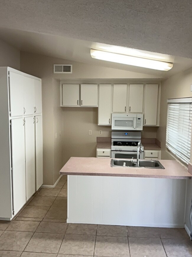 Building Photo - Charming 3 Bed/2 Bath Single-Story Home In...