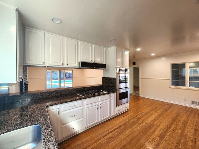 Building Photo - Charming Single Family Home Located in Sou...