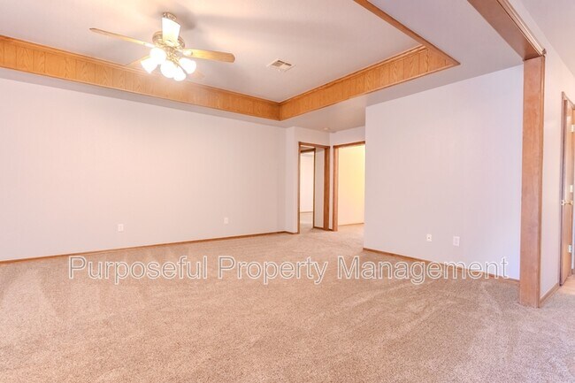 Building Photo - 607 Bob White Dr