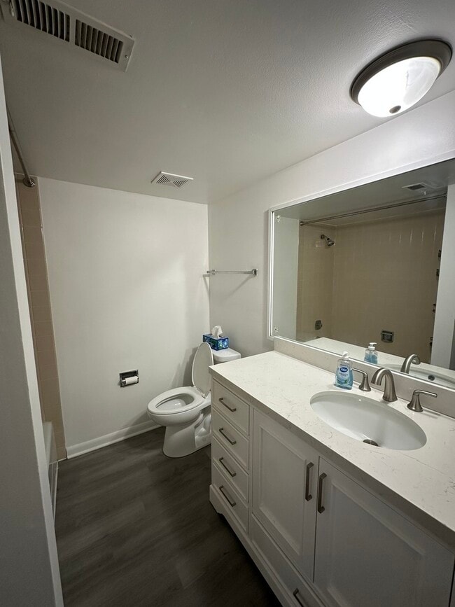 Building Photo - 13635 Lamon Ave