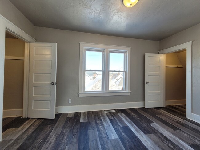 Building Photo - 816 School Pl