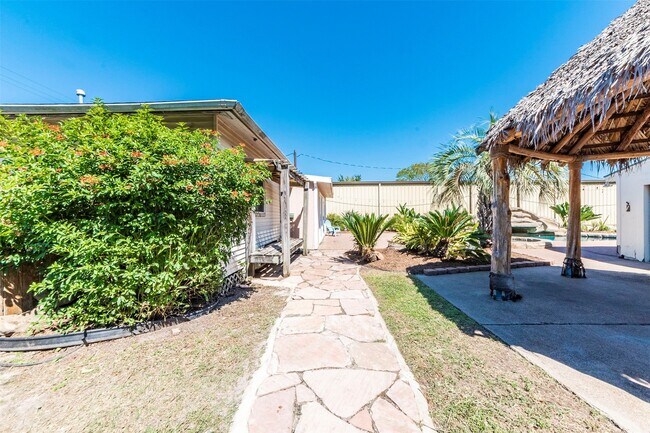 Building Photo - 2835 Beverly Rd