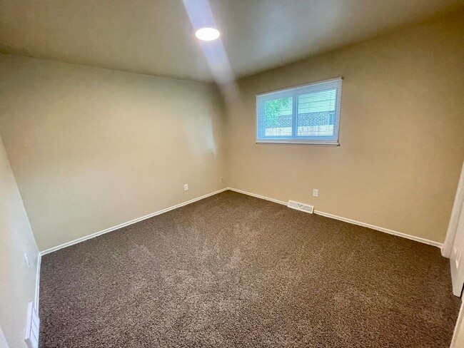 Building Photo - Newly Remodeled 2 Bed 1 Bath Home