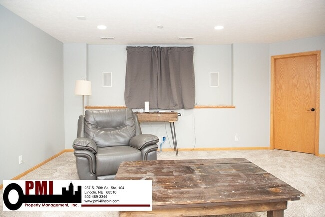Building Photo - 4 Bedroom and 3 bathroom Fully Furnished
