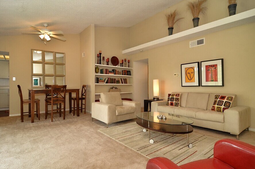 Building Photo - 7630 Wood Hollow Dr