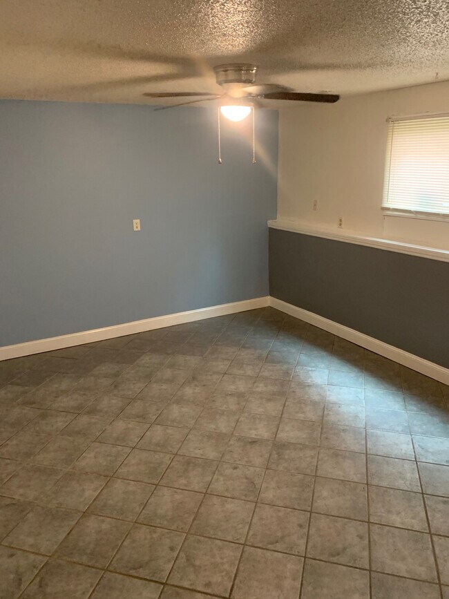 Building Photo - 425 W Lawrence Ave